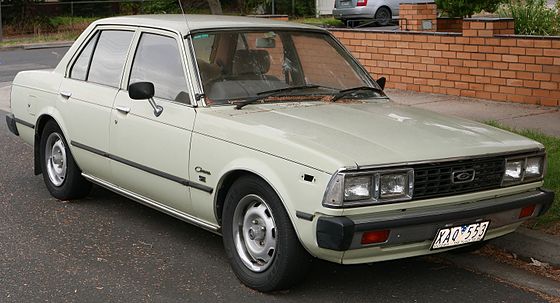 1981_Toyota_Corona_(XT130)_SE_sedan_(2016-01-04)_01.jpg